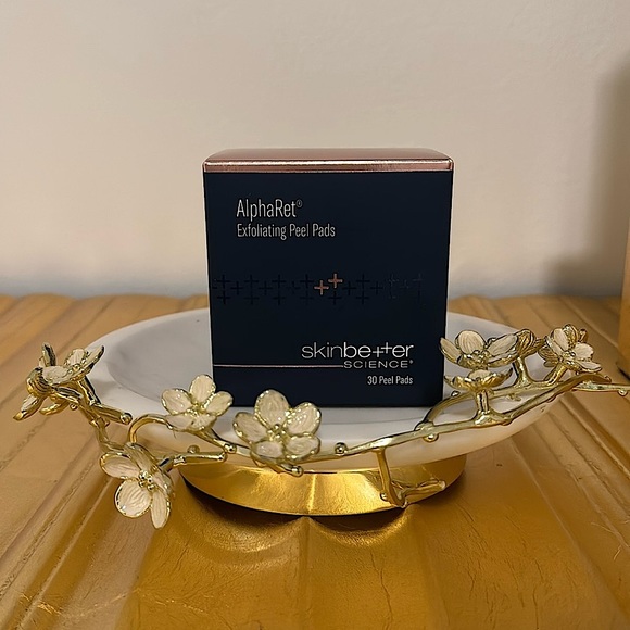 SkinBetter Science Other - Alpharet Exfoliating Pads By SKINBETTER Science